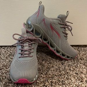 NEW size 5 tennis shoes